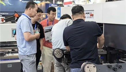 展会现场参观大源机器设备