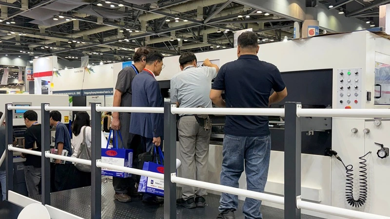操作人员使用HMI触摸屏调整烫金参数